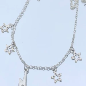 Kedjehalsband med berlocker  - Riktigt snyggt kedjehalsband som är handgjort! Skicka ett meddelande för fler bilder eller intresse!❣️