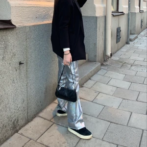 Silvriga jeans Zara nyskick - Silvriga jeans ifrån zara! Finns ej att köpa längre vad jag ser. Superskönt material sant inte så hög midja utan mer lite låg. Skitsnygga på fest! Buda i kommentarerna med minst 20kr om fler är intresserade❤️ går hela vägen ner till skorna på mig som är 172 (passar även mig som har 38 i storlek) ❌högsta bud just nu 600kr+frakt