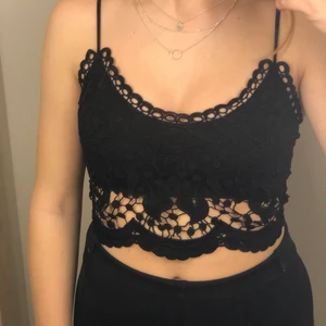 Shein spetstopp  - Snygg topp från Shein i storlek XS/S. Spets på baksidan samt en dragkedja. Säljer pga för liten:( Nypris 180kr,  aldrig använd💗