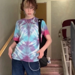 Pastell Tiedye T-Shirt - snygg tiedye t-shirt köpt på humana. fina patell färger, samma mönster på båda sidor. säljer då jag inte använder längre, den har inga märkbara defekter förutom att den är lite nopprig som bomullsplagg ofta blir. 70cm lång, 50cm bred, 46cm axelbredd. 