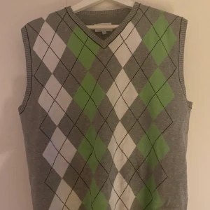 Stickad väst  - Oversize väst. Köpt för 400kr, skitsnygg. 