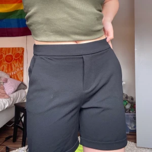 Svarta kostym shorts🖤 - Ett par oanvända svarta mys shorts🖤 köptes ca ett år sen och behöver komma till användning hos någon annan🥰 strl XS men passar S också✨ köparen betalar frakten📦