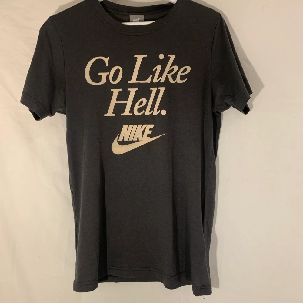 Mörkgrå T-shirt med tryck från Nike. Ok skick. . T-shirts.