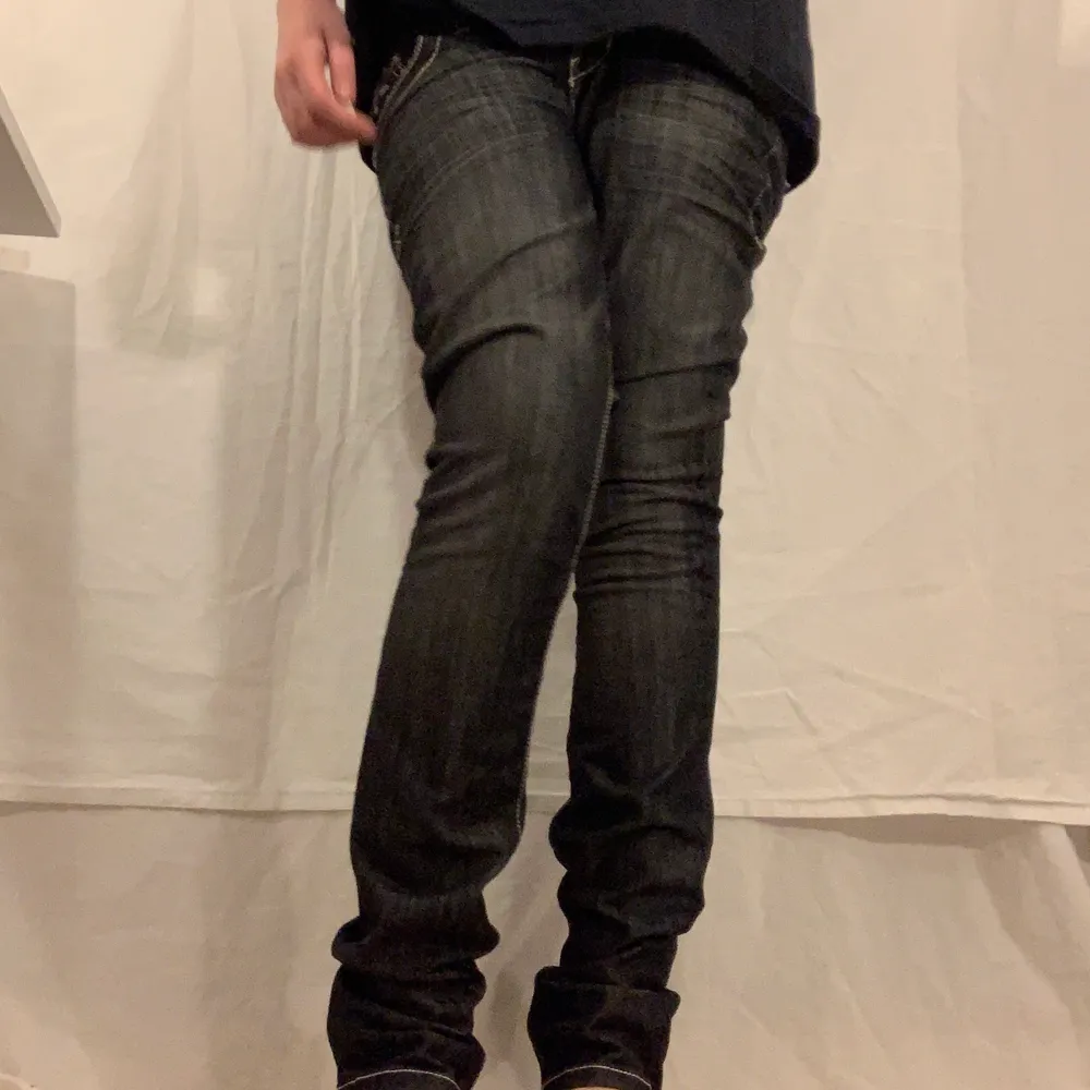 Grå jeans från Guess Premium. Fint skick. Lågmidjade och skinny. . Jeans & Byxor.
