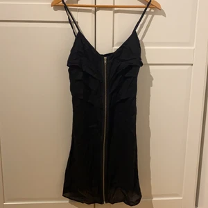 Gestuz Svart klänning med dragkedja  - PRIS KAN DISKUTERAS! Svart kort klänning med silver dragkedja hela vägen ner. Från märket GESTUZ. Köpt för 2300kr