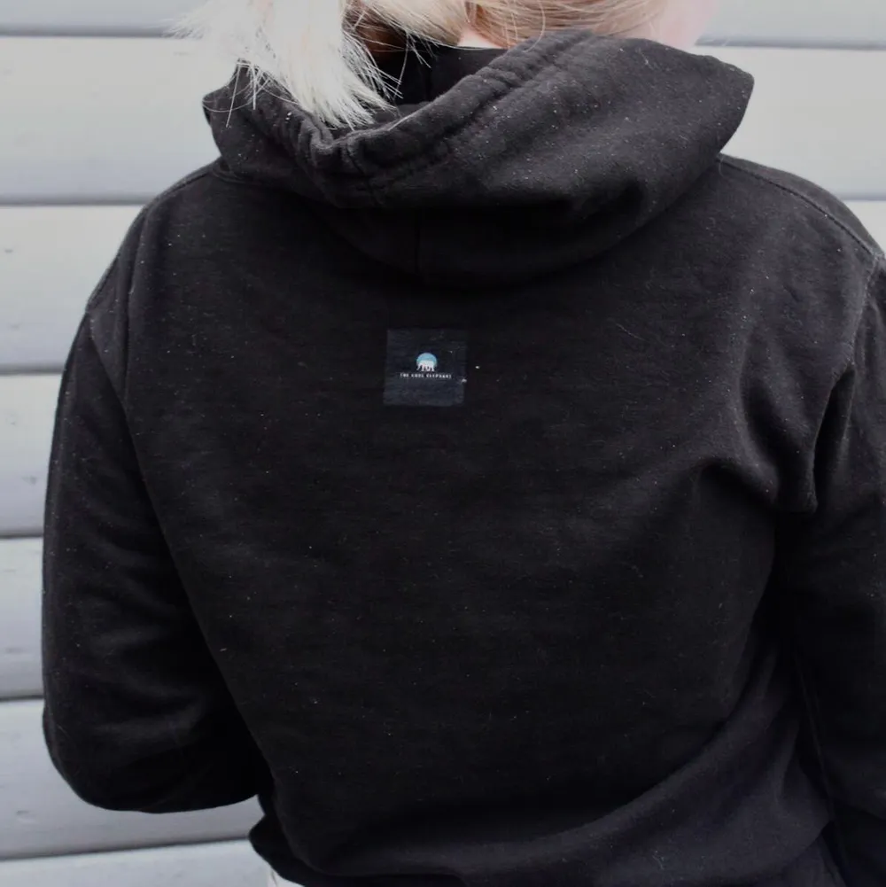 Säljer nu denna super fina hoodie från the Cool Elephant! Tröjan är använd ett fåtal gånger så den är i mycket bra skick. Nypris:600kr! Köparen står för frakt💞💞 (OBS dom vita prickarna på tröjan är snö från fotograferingen). Tröjor & Koftor.