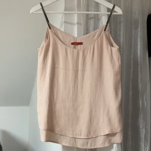 Ljusrosa blus storlek XS - Ljusrosa blus nästan aldrig använd. Tunnt material med detaljer av pärlor/ paljetter på axlarna (bild 3). Frakt tillkommer💕