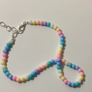 Färgglatt halsband - 20% rabatt nu under West pride🌈pärlhalsband🌈 (färgglad) det är reglerbart så du kan ha det tight, hängande eller nånstans mittemellan✨✨✨ •••kolla in min andra smycken! Frakten blir 15kr hur mkt du än köper❣️