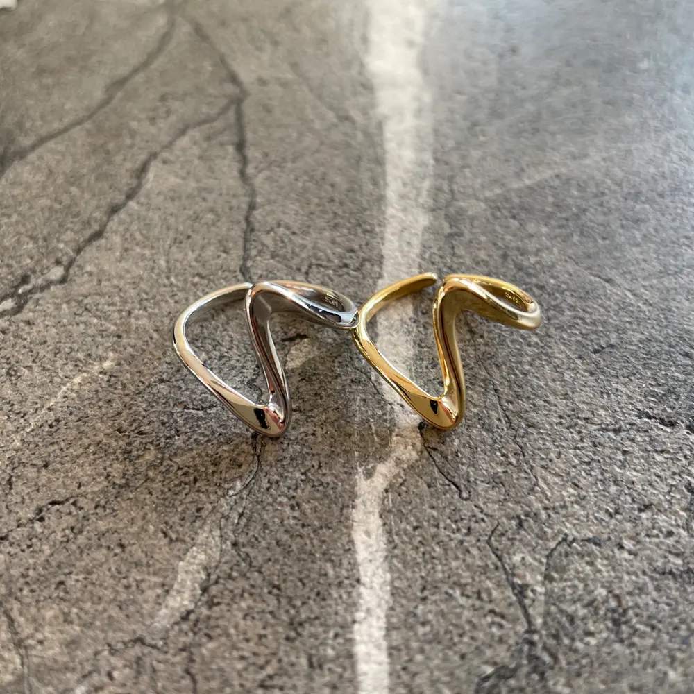 Säljer dessa snygga ringar i s925 silver ⛓ Ringarna är töjbara och säljs i både silver och guld för 99 kr/ styck💛🤍 GRATIS FRAKT 📦 ✨. Accessoarer.