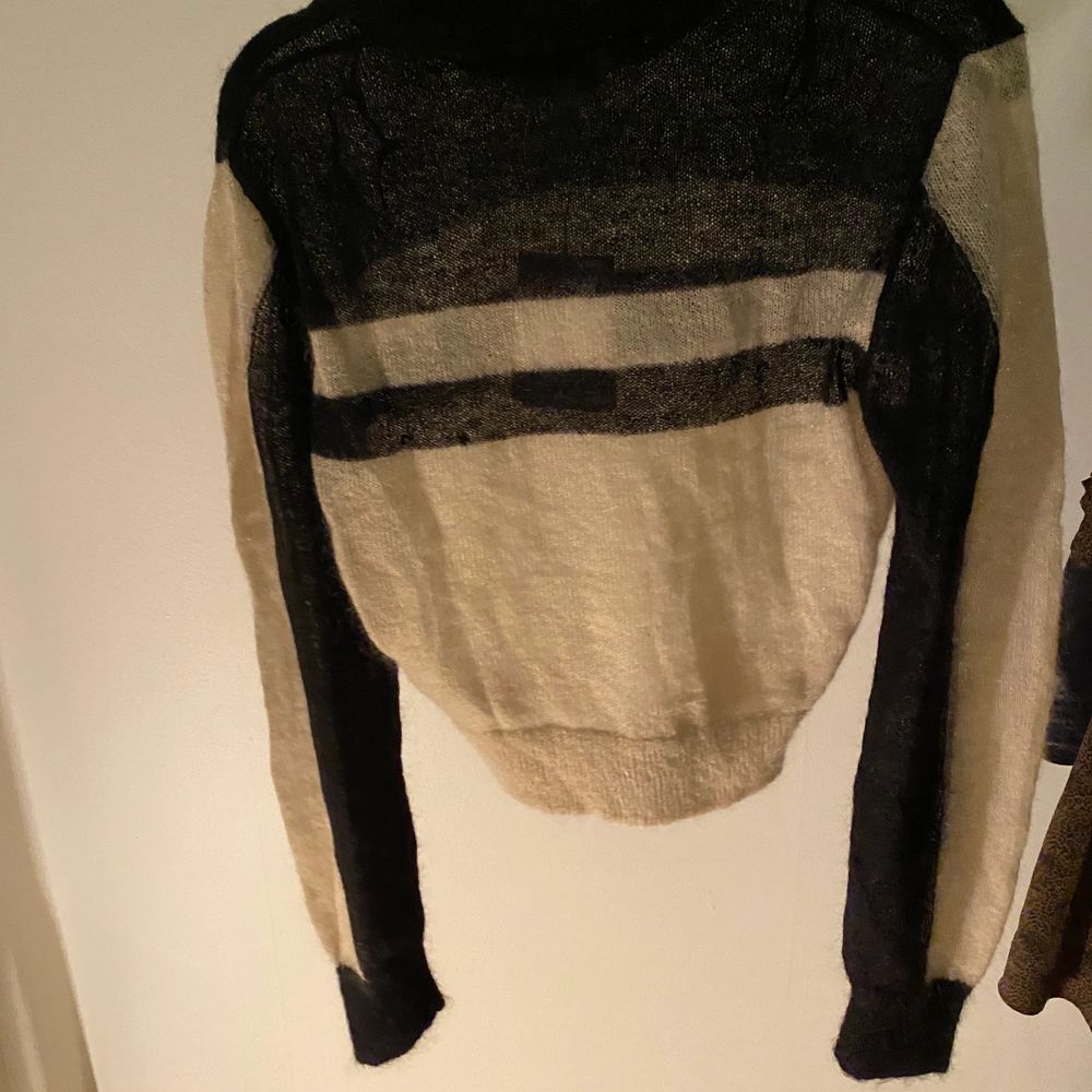 Cropped sweater Size S but fits also a M (or L if you want to wear it more cropped), it’s brand new, bought it last winter! . Stickat.
