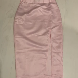 As snygg kjol  - Beställde denna FÖR snygga kjolen på Pretty Little Thing. Men tog tyvärr  fel storlek, därav att jag säljer. Helt oanvänd, superbra skick! 