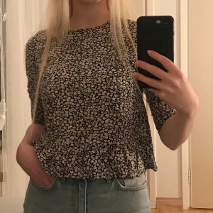 Sötblus med volang💕✨ - Köpare står för frakten, pm för intresse✨