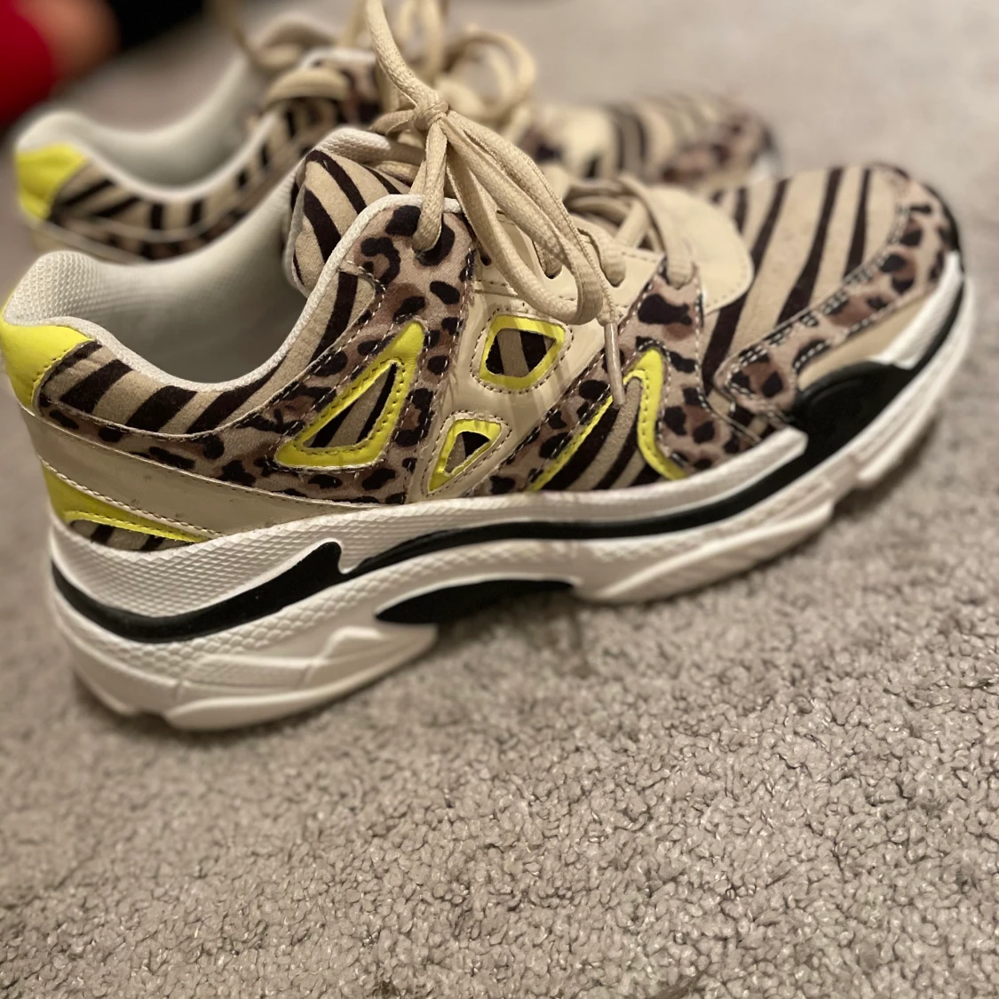 Häftiga sneakers i zebramönster