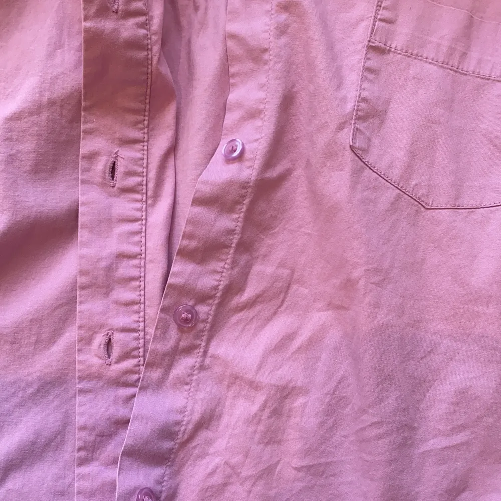 En rosa skjorta som man kan styla som man vill. Är i storlek 38/40 men sitter som en 34/36. . Skjortor.