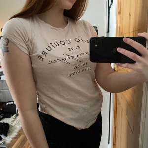 Söt Ljusrosa T-shirt - Fin och enkel T-shorts från Newyorker. Finns ett litet hål på sidan längst ner men det är knappt synbart. Jätteskönt och luftigt material. 