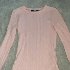 rosa ribbad tröja - säljer min rosa ribbade tröja ifrån bikbok, den är i väldigt fint skick, varken sliten eller några fläckar.