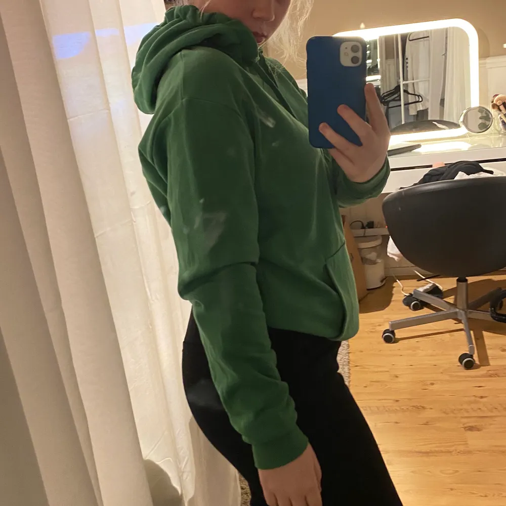 Snygg grön Hoodie från Cubus. Köpt för 249kr! Aldrig använd bara testad så den är i nyskick! Skriv för mer information eller bilder!. Hoodies.