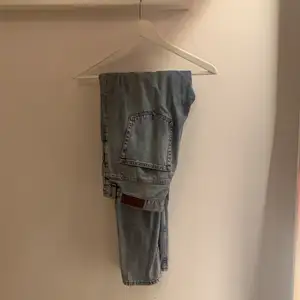 Bikboks kollektion ”never denim” mom jeans i storlek M med högmidjat. 🤎
