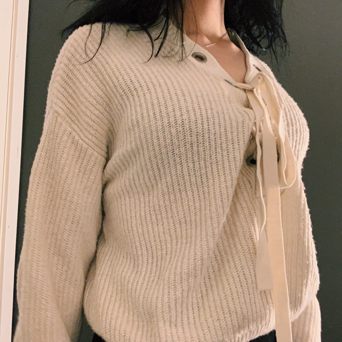 Stickad tröja med snörning - 91