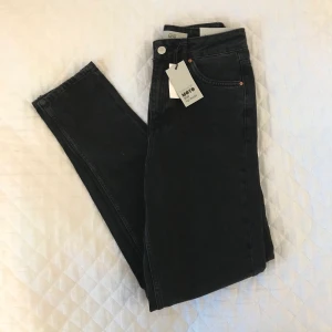 Svarta Mom jeans topshop - Köpte dessa momjeans från topshop, de va för små på mig. Därför kan jag inte testa de till bilderna.  Säljs pga av de kunde inte lämnas tillbaka gratis. Storlek 34 eller W25/L34⭐️