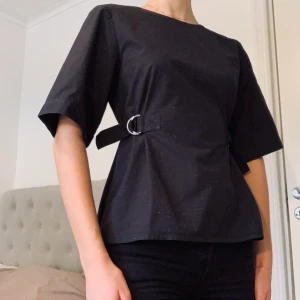 Blus - Unik blus från & Other Stories! Tyget är svart med små inslag av vitt. Mycket fint skick.                     Kolla gärna in mina andra annonser!
