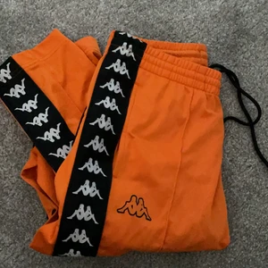 Kappas popperpants storlek M - As coola byxor från Kappa i mycket bra skick. Säljer pågrund av att de inte kommer till användning längre