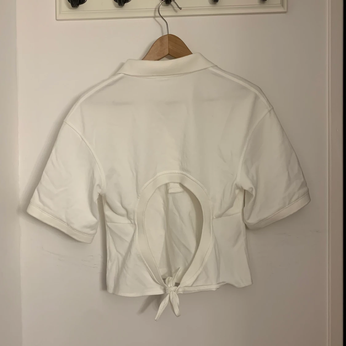 CROPPAD SKJORTA MED ÖPPEN RYGG - 90