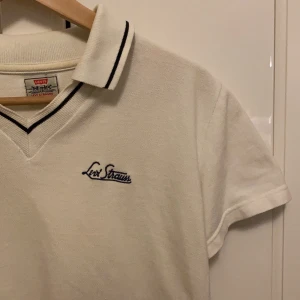 Trendig Levis polotröja - Polotröja från levis! Står storlek L på lappen men skulle säga att det är en S! 