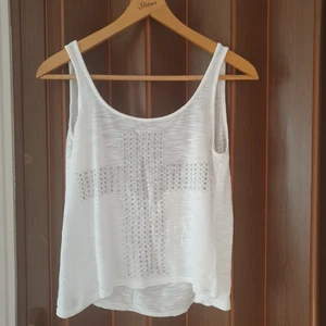 Kors linne - Supersöt topp med kors i diamanter på och djup rygg