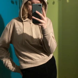 Beige jätte mysig hoodie🤎 - Säljer en beige kortare hoodie🤎. Den är nästintill oanvänd, alltså är den i väldigt fint skick. Den är jätte mysig då den är lite lätt lurvig på insidan. Köpte den från en amerikans sida men kommer inte ihåg va den heter. (Råkade även beställa 2, så säljer 2 st)
