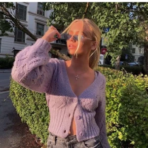 Stickad lila kofta  - Detta är en stickad mysig kofta från Lindex i Storlek L. Detta är en kofta som passar för många olika storlekar beroende på hur man vill att passformen ska sitta. Frakt står du själv för och betalning sker innan avsänding. Nypris:399kr