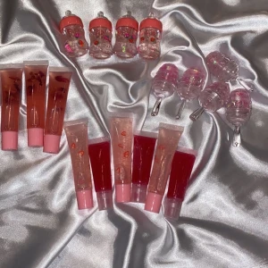 Läppglans💗 - Massa nya läppglans!💗 Olika priser på alla❤️ Dessa läppglansen gör dina läppar mjuka och Lena, samt återfuktar de och kan hjälpa mot torra och spruckna läppar☺️ Jag har i oljor som, kokosnötolja, jobajaolja, mandelolja, vitamin E olja och olika doftoljor💗 De är vegabska och icke djurtestade🤩 De ger dig ett fint glans på dina läppar!🤩 