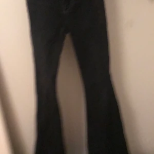 Dr.denim bootcut - Bootcut jeans köpta från dr.denim vid 2019. Stretchiga och sköna, sätter sig bra efter kroppen. Buda i kommentarerna:)