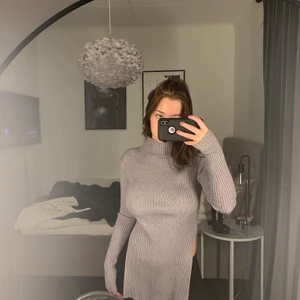 Nakd tröja med slits - Säljer denna super mysiga gråa tröjan med slits från Nakd! Säljes då den inte kommit till användning tyvärr(använd MAX 1 gång)    Nypris 399:-