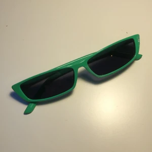 Glasögon  - Köpt på beyond retro! Nypris 99kr har 2 märken på sidan men det syns inte jätte mycket⚡️❤️