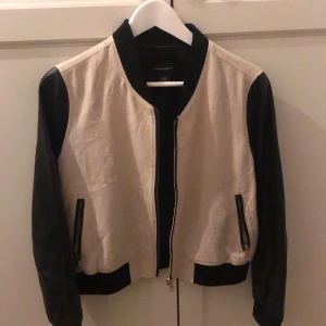 Club monaco jacka - Köpt för cirka 6 år sedan. Superbra skick då den knappt är använd. Storlek Medium, kvinna. ”Bomber jacka” modell. Märke: club monaco