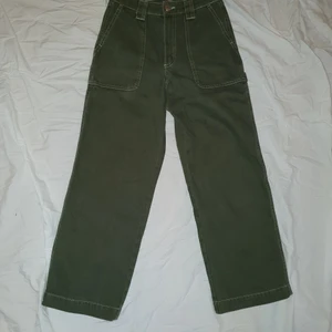 Gröna monki byxor i storleken 25 - Köpte byxorna för 1,5 år sedan för 450kr och har använt dem 3-5 gånger. Byxorna är inte min stil längre och vill gärna hitta en ny ägare till dem😁 