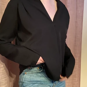 svart blus med guld detalj på ärmarna🖤 - En svart blus med guld detalj, v ringad och knappar framtill. Märke: Vero Moda Storlek: M Pris: 50 + frakt