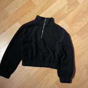 Gina tricot tröja st.XS - En fluffig Gina Tricot tröja med en liten krage men dragkedja.Andvänd en fårtal gånger i väldigt fint skick!