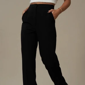 Kostymbyxor Hanna schönberg  - Dom mest perfekta konstymboxrona, tyvärr typ 1-2 cm för korta för mig (är 172 cm) använda en gång typ. Eftersom dessa är helt slutsålda på hemsidan säljer jag dom för 300kr men priset kan diskuteras. Från nakd Hanna Schönberg. 