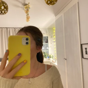 Tröja! - Vit tröja för 25kr+ frakt🤍Andvänd ett fåtal gånger