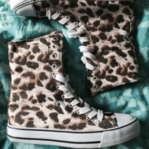  - Girafffärgade i Converse modell, ej riktiga! 