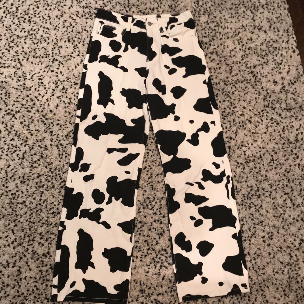 Sjukt coola jeans med komönster, sĂ€ljer dĂ„ jag rĂ„ka köpa 2. Köpta frĂ„n SHEIN sĂ„ kanske inte vĂ€rldsbĂ€st kvalite, men de inget jag mĂ€rkt pĂ„ de andra jag anvĂ€nder (likadana). Dessa jeans Ă€r helt oanvĂ€nda inte Ă€ns testade. Storlek:M pris kan altid diskuterasđđđź. Jeans & Byxor.