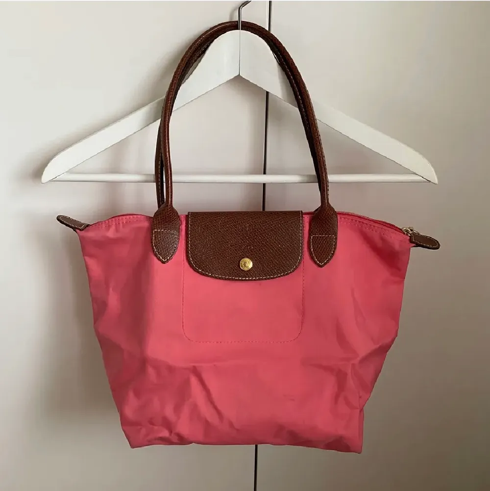 Säljer denna rosa longchampväskan i ett mycket bra skick! Väskan är en mellanstorlek och köptes för 1599kr! Säljer den nu för 350kr pga ett bra skick, dock en mindre fläck på väskan (kan skicka flera bilder privat)!. Väskor.