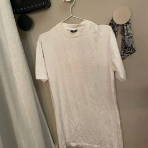 T-shirt klänning  - Fin t-shirt klänning från Sweet SKTBS.  Använd ett par gånger, men bra skick. 