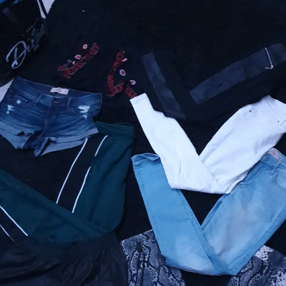 Olika sorter byxor, xs/s/m, paketpris 100kr eller kom med bud. Jeans & Byxor.