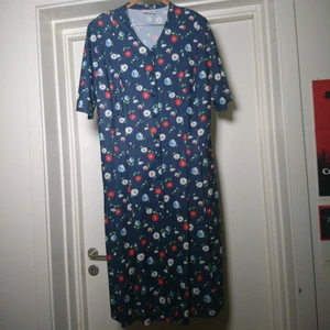 Vintageklänning - Blommig vintage-långklänning! Blå botten med blommor och blad, lite sidenlikt material. Ingen storleksmärkning men bör passa L🌹