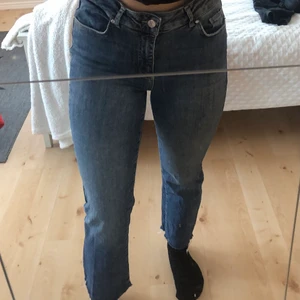 Normal midjade Jeans - Säljer dessa normal midjade jeans, då de inte kommer till användning längre! Dom har slitningar nere vid vristen som det ska vara. Dom är hela o fina, skicka dm vid intresse eller frågor! PS köparen står för frakten!