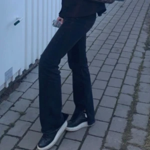 Slits jeans - Supersnygga straight jeans med slits från pull and bear. Sitter superbra på och perfekt längd på mig som är 168 cm.