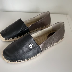 Michael kors sandaler - Michael kors sandaler, aldrig använda! Passar superbra till sommaren. 300kr + frakt💓